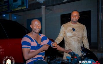 Il offre une moto Apache 180 à un citoyen pour avoir empêché une femme de jeter des dechets dans la rue